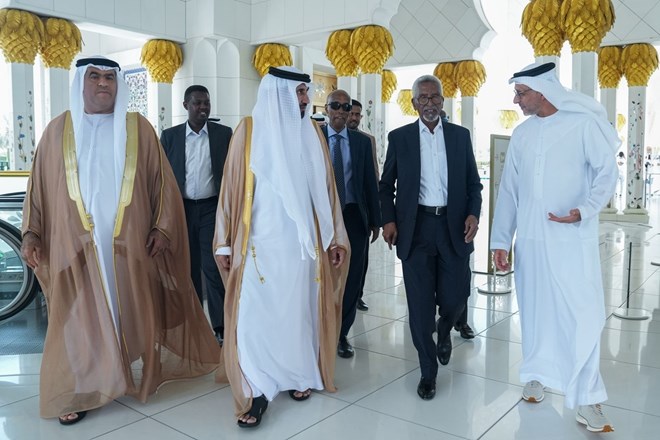 Speaker of Somalia's Senate visits Sheikh Zayed Grand Mosque