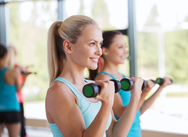 what is the optimal number of sets and repetitions for effective weight loss? 19 woman performing biceps curl to get rid of flabby arms