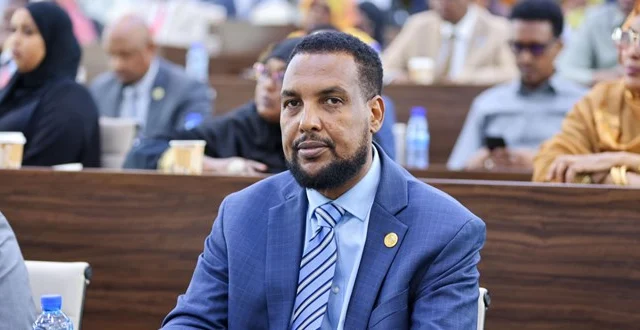 Xil Ciid: Villa Soomaaliya ayaa ka dambeysa in xildhibaanada laga mamnuuco inay saxaafadda kula hadlaan baarlamanka