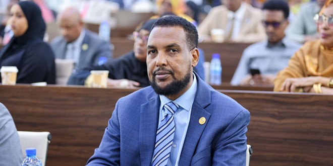 Xil Ciid: Villa Soomaaliya ayaa ka dambeysa in xildhibaanada laga mamnuuco inay saxaafadda kula hadlaan baarlamanka