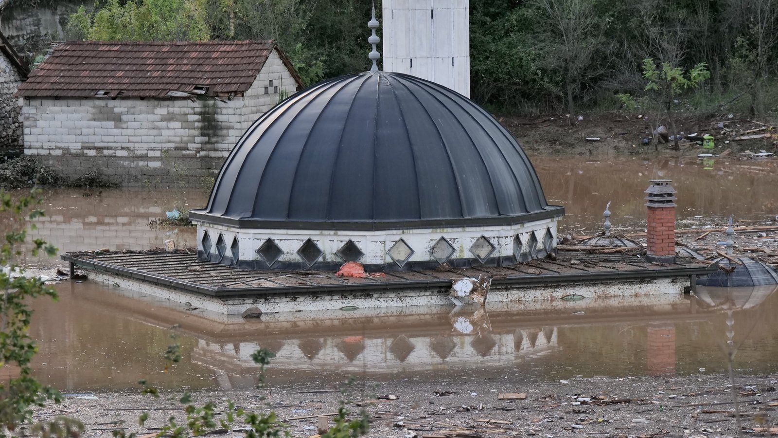 Search continues for missing in deadly Bosnia floods