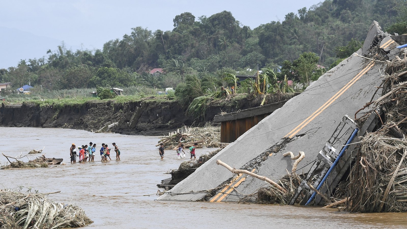 Death toll in Philippine storm rises to 100