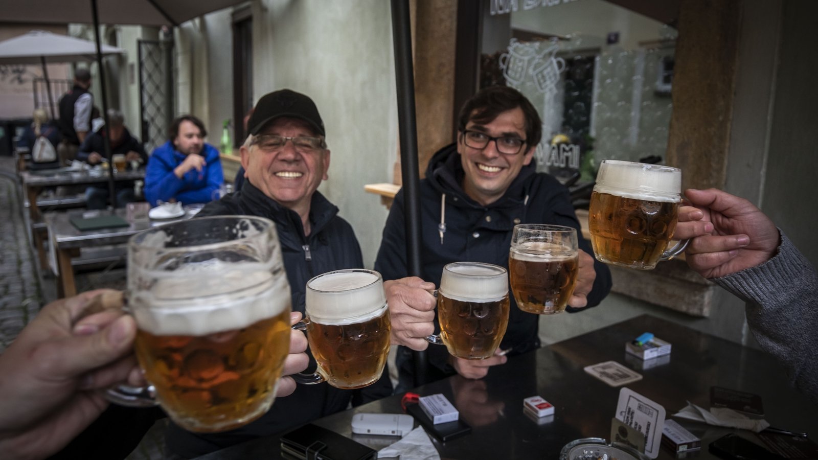 Prague bans organised night-time pub crawls