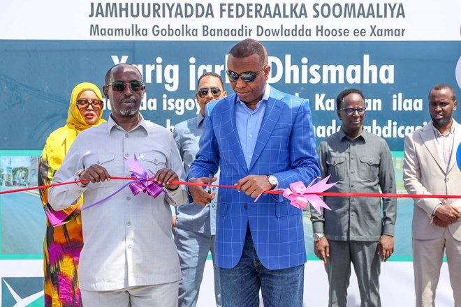 Prime Minister Barre inaugurates new road in Mogadishu's Garasbaaley district
