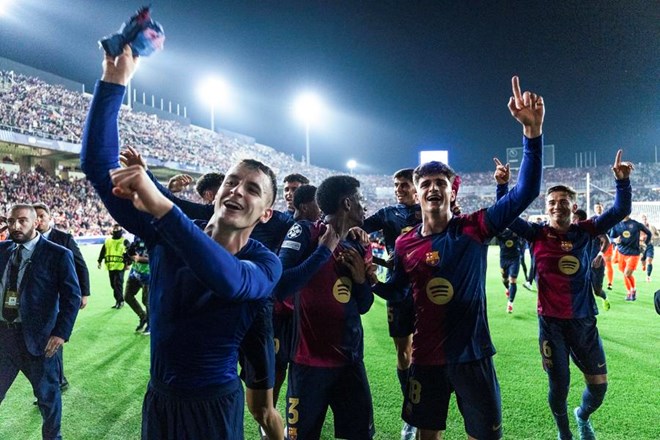 Raphinha scores hat-trick as Barca beat Bayern but bad night for Atletico against Lille