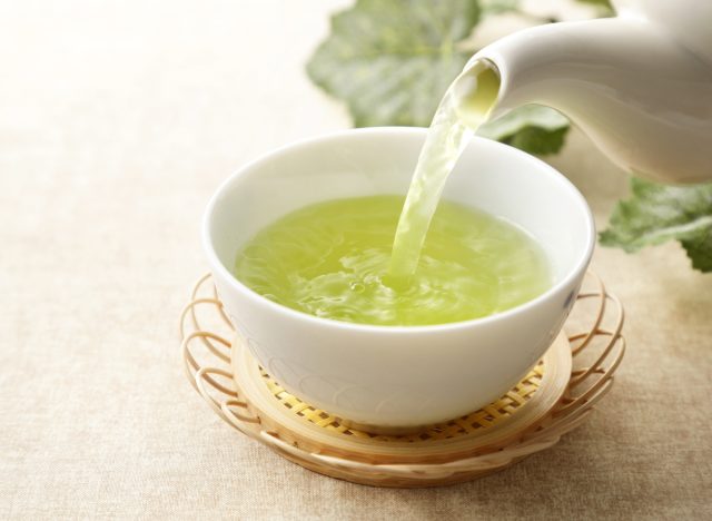 top morning beverages to reduce belly fat 23 green tea is poured
