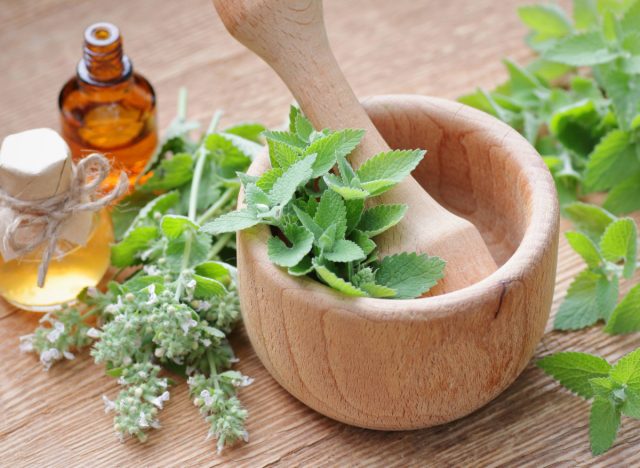 what is the "lemon balm" beverage, and is it effective for weight loss? 11 lemon balm leaves