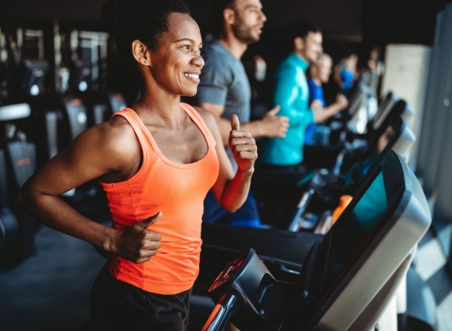 fit woman doing 30 day treadmill workout for belly fat at gym