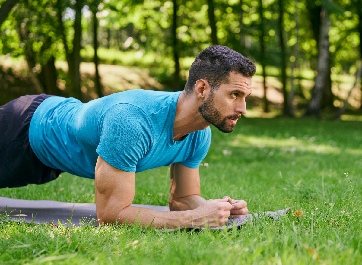 man doing planks, strength training concept for men to lose weight