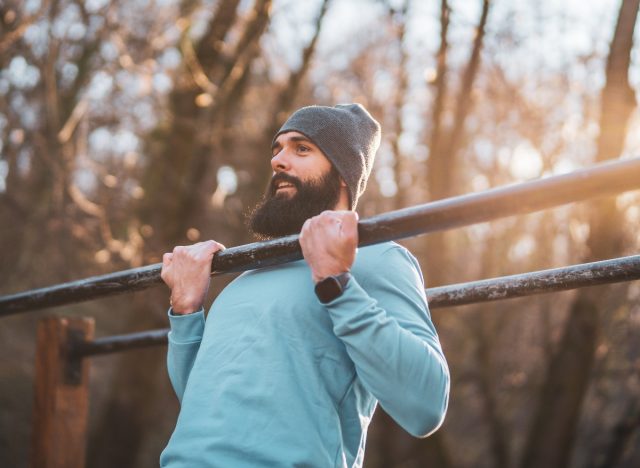 man doing exercises in the park to lose 10 pounds in a month