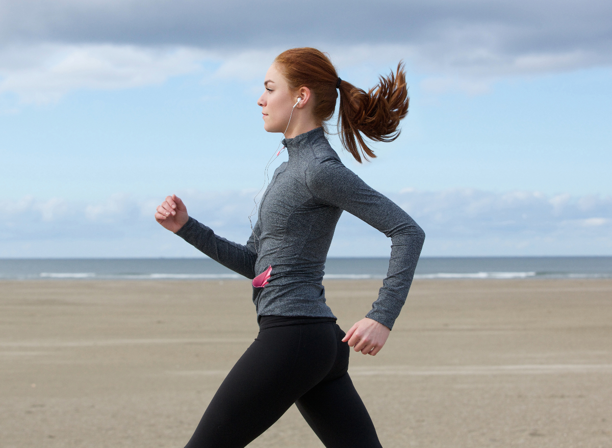 woman walking outdoors for exercise, concept of how to lose a pound a week by walking