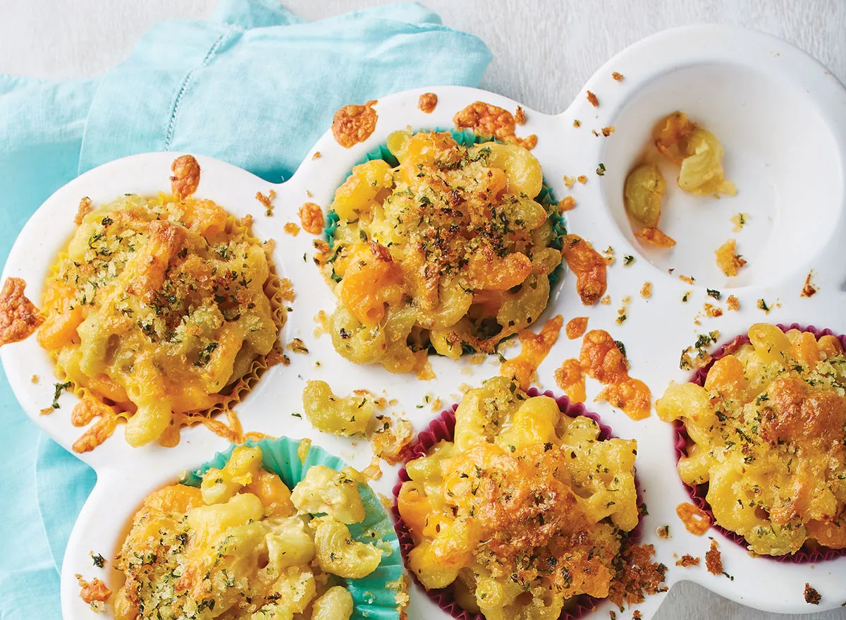 crispy crumble topped mac and cheese cups