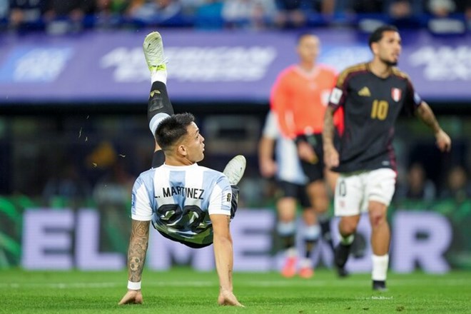Argentina beats Peru to close in on World Cup spot; Brazil and Uruguay draw