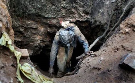 South African Authorities Permit Food and Water for Illegal Miners Waiting for Processing