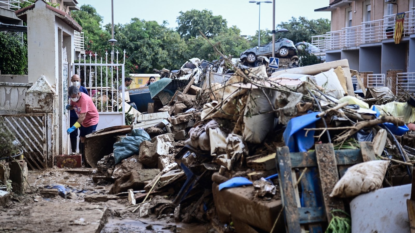 Fresh downpours in Spain amid flood rescue efforts