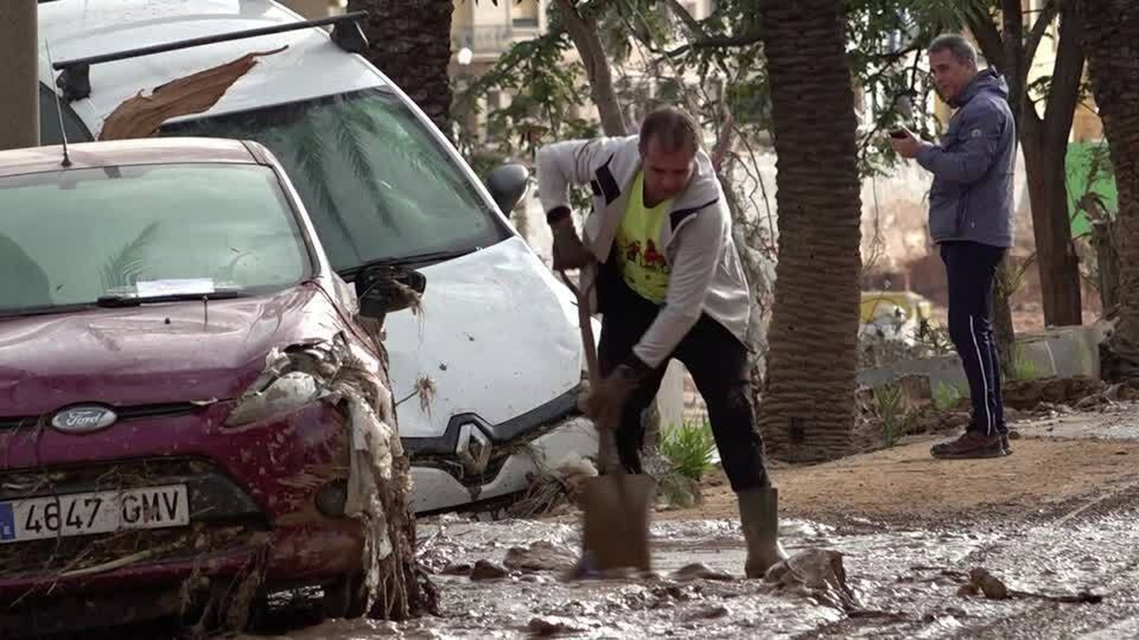 'Where is the army?' - Distressed Valencia residents call for more help, praise volunteers
