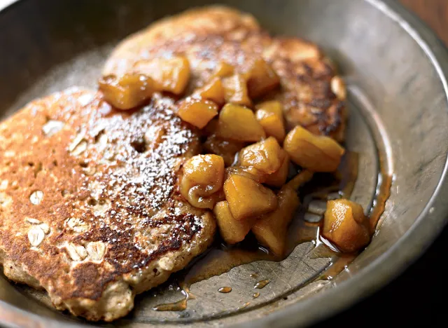 oatmeal pancakes with cinnamon apples