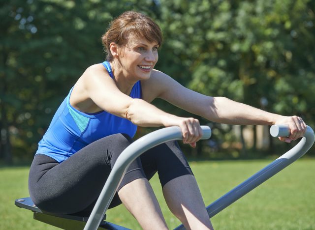 woman demonstrating outdoor rowing exercises loses five inches of belly fat