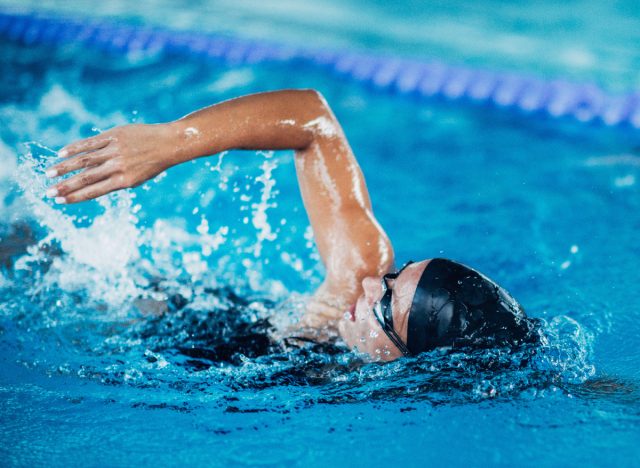 swimmers swimming laps, showing when to exercise during intermittent fasting