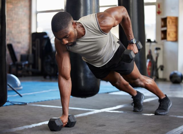 man who makes dumbbell renegade row, the concept of exercises to build larger muscles