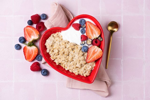 oatmeal porridge with yogurt and berries