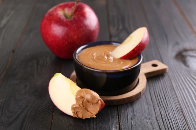 apple slices with peanut butter