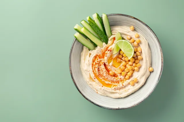 hummus with carrots and cucumbers