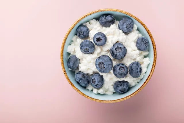 cottage cheese with blueberries and cinnamon