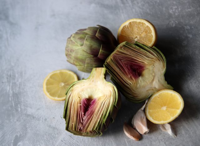 kronärtskockor och citronhalvor