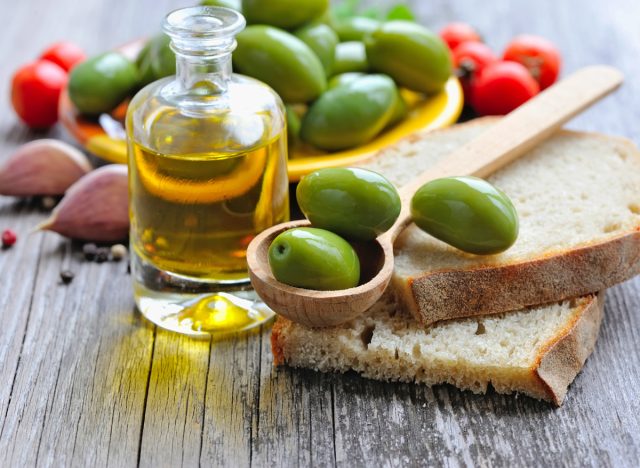 9 superfoods that can reduce visceral fat in just four weeks 13 tomato olive oil bread garlic