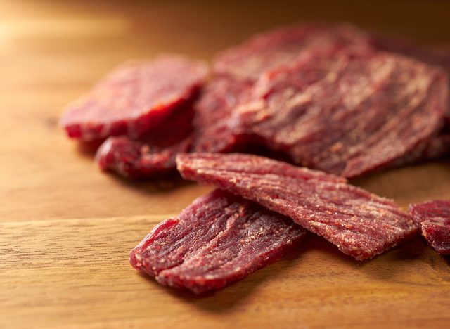 10 high-protein snacks that can help reduce fat in 21 days 7 picture of beef jercky, an american preserved food