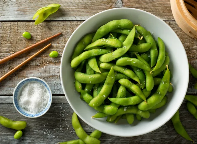 10 high-protein snacks that can help reduce fat in 21 days 17 edamame with sea salt