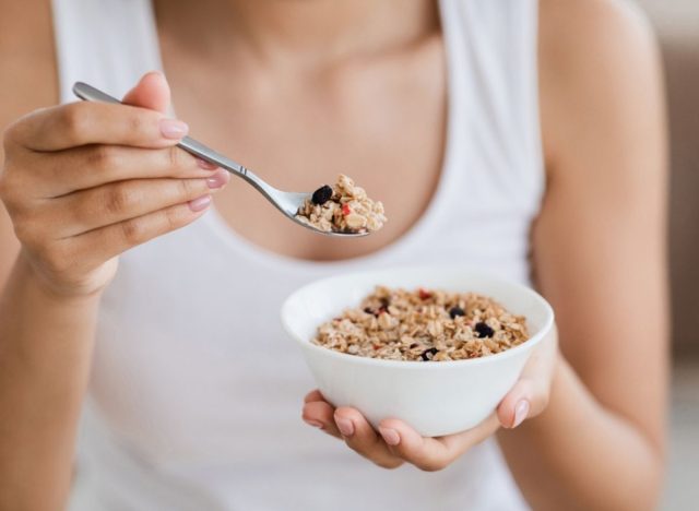 7 foods to consume before a stomach-reducing workout 1 eat bucket of oatmeal