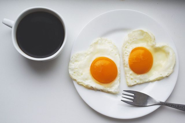 9 breakfast foods that help burn visceral fat throughout the morning 1 cup black coffee and eggs