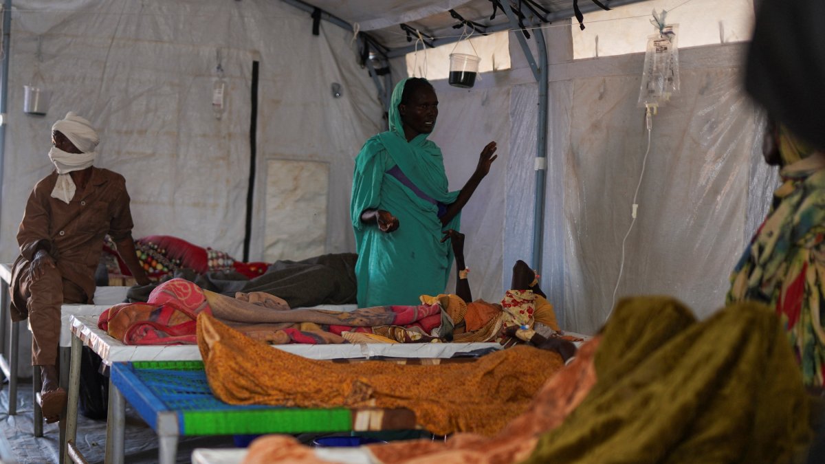 Sudan refugees battle cholera, armed only with