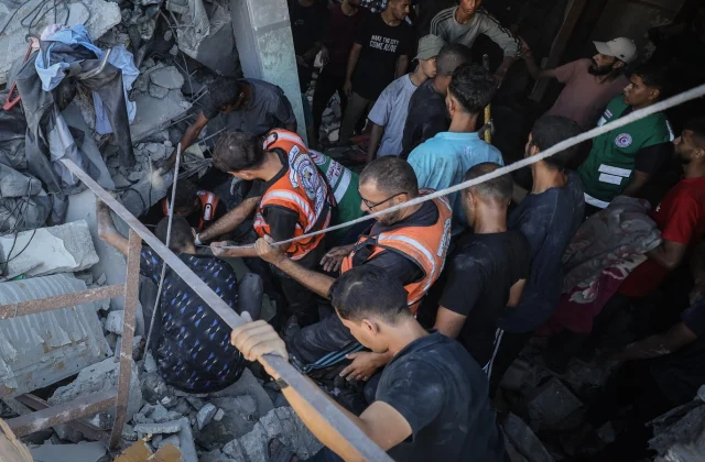 Israeli airstrikes kill 34 Palestinians as Hamas releases hostage images