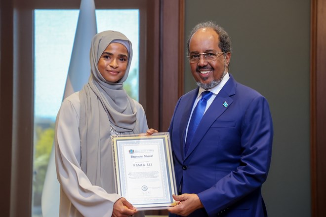 President Mohamud honors Somali Boxing Champion Ramla Ali in Mogadishu