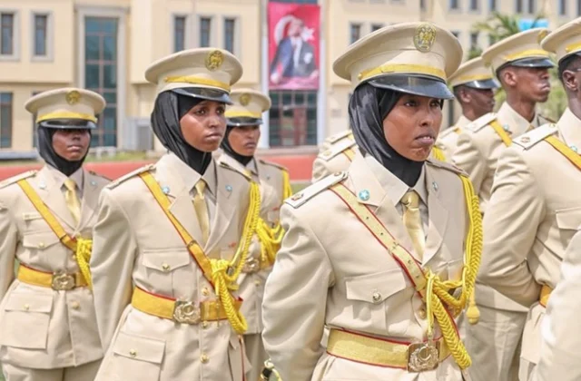 Somalia’s first female officers graduate from Türkiye’s TURKSOM military academy