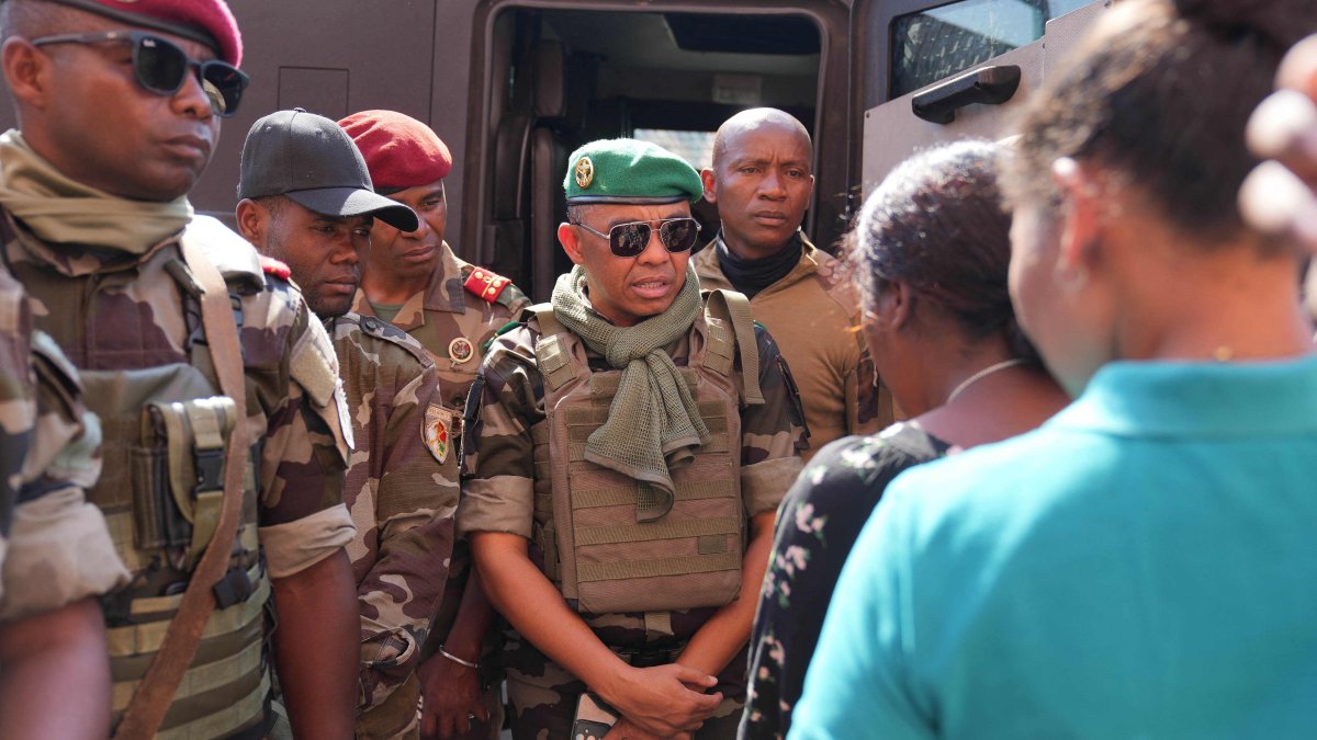 Colonel sworn in as Madagascar leader after