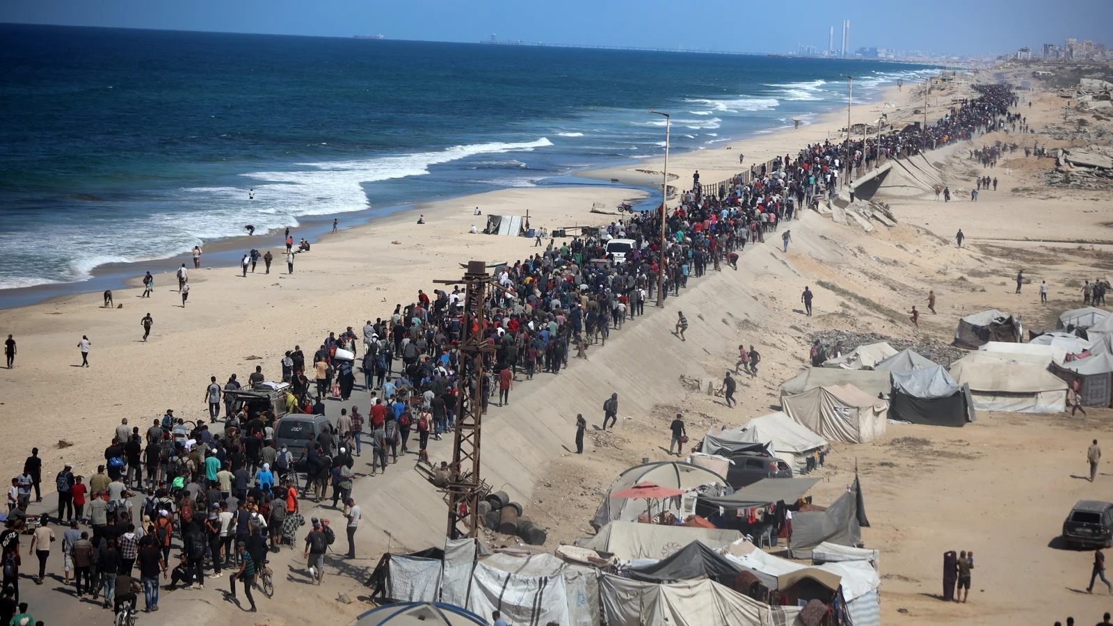 Gazans trek to ruined homes as Israeli forces pull back under ceasefire