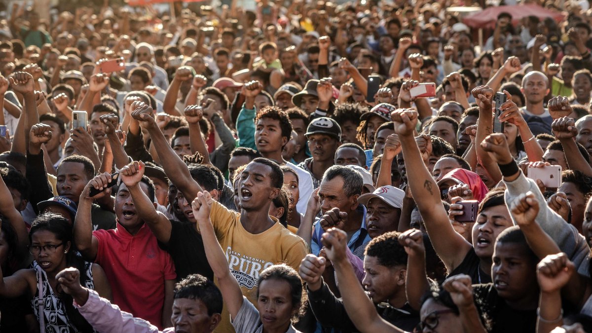 Madagascar president flees as soldiers revolt: