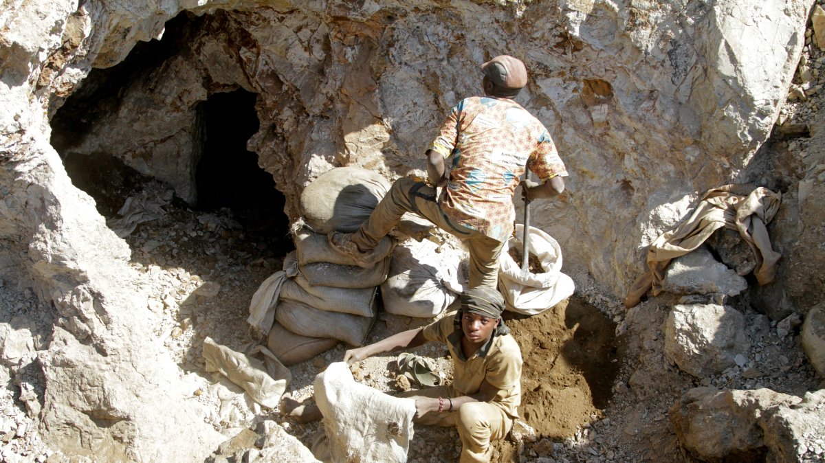 At least 32 killed in DR Congo mine collapse