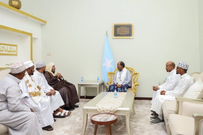 President Hassan Sheikh meets renowned Quran reciter Sheikh Abdirashid Ali Sufi in Mogadishu