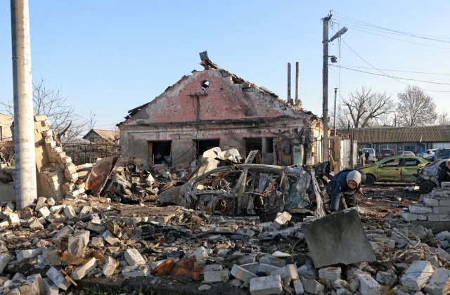 Trump urges Ukraine to approve a plan before looming deadline