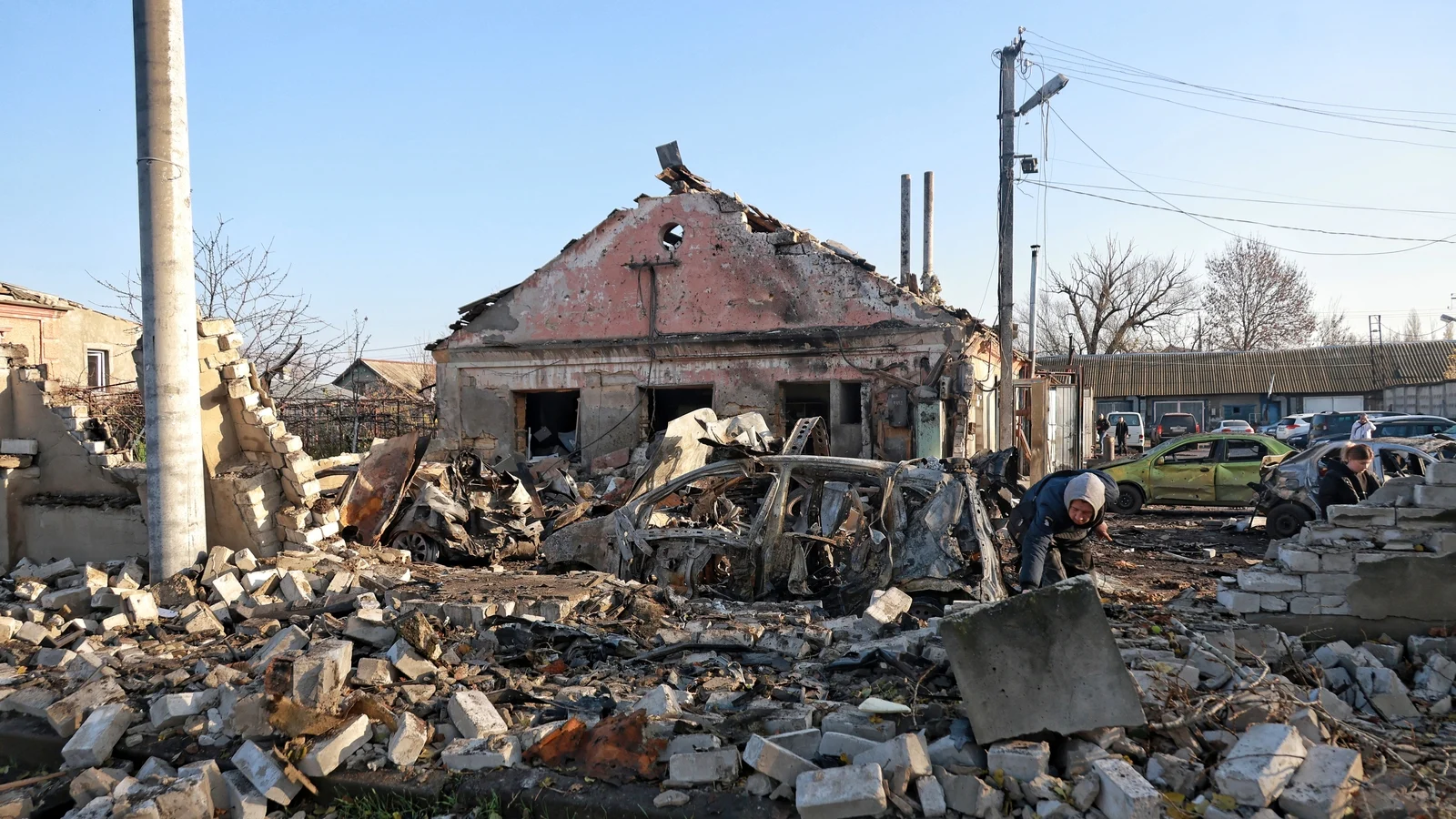 Trump pushes Ukraine to accept plan ahead of deadline