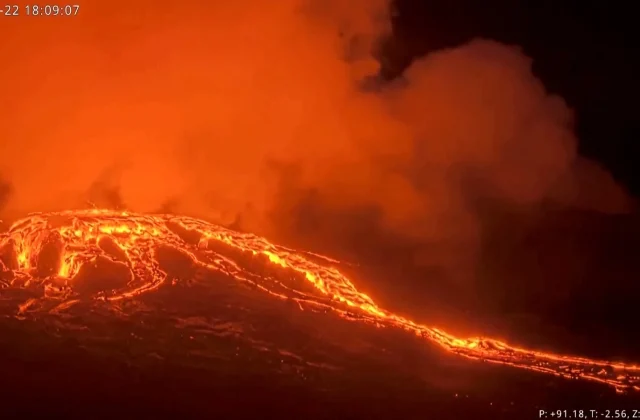 Video: Kilauea volcano eruption in Hawaii sends rivers of molten lava
