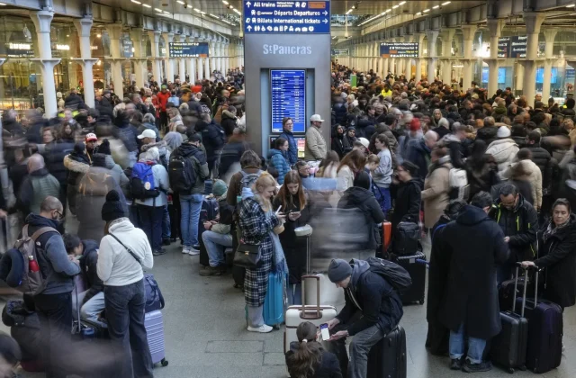 Eurostar suspends all Channel Tunnel services all day after power failure