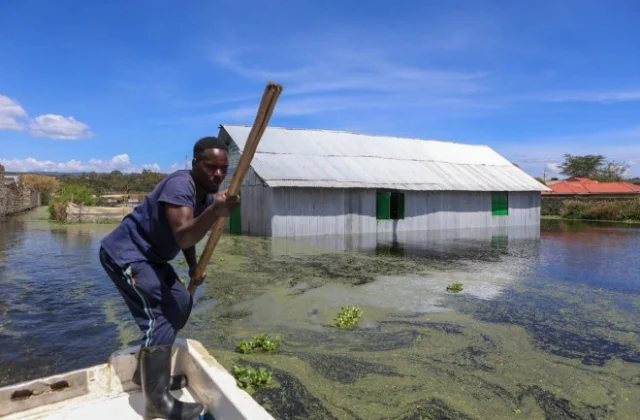 Floods Inundate Kenya’s Rift Valley, Swamping Settlements, Hotels, and Farms