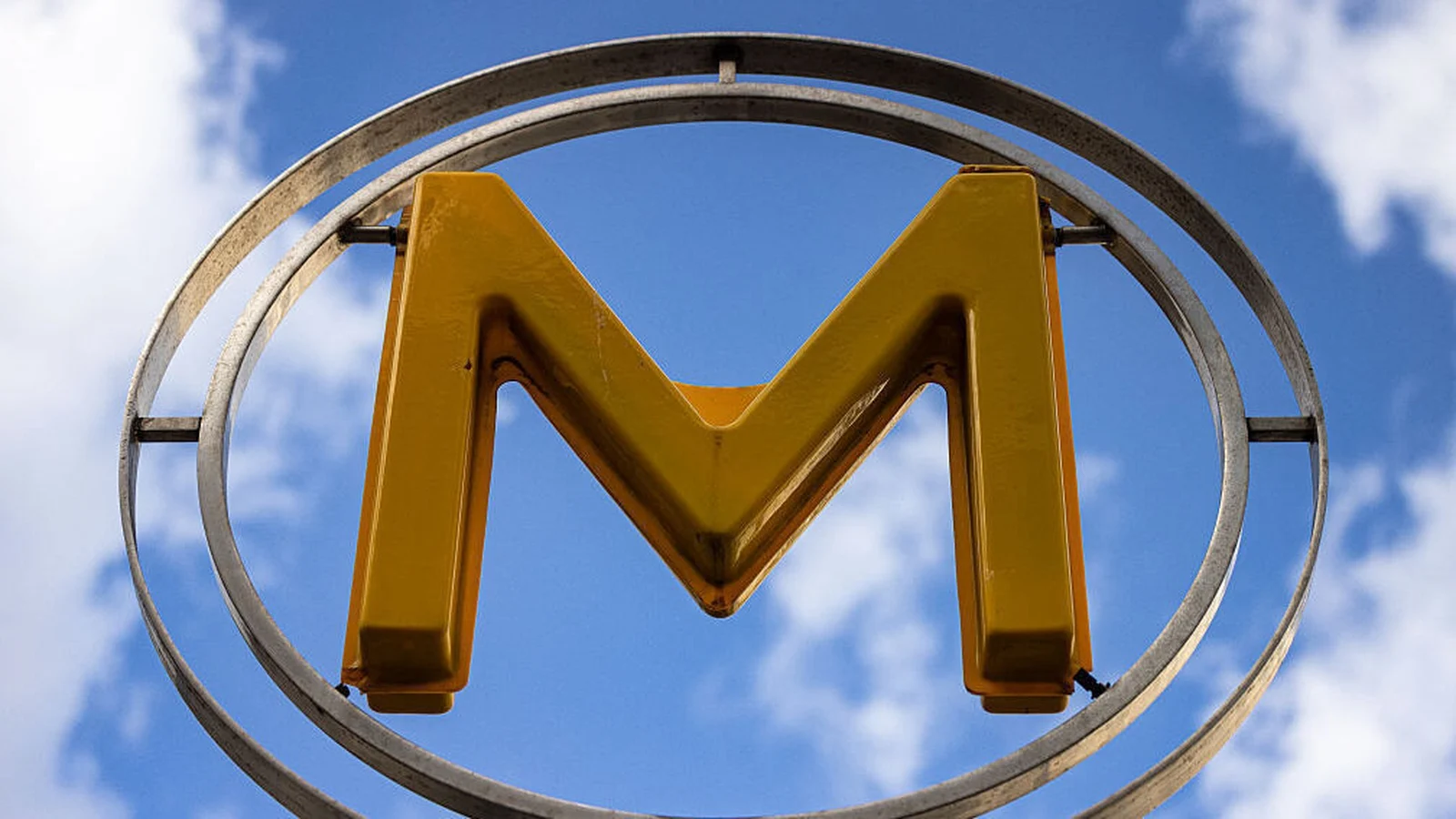 Police arrest 25-year-old after stabbing of three women in Paris Metro