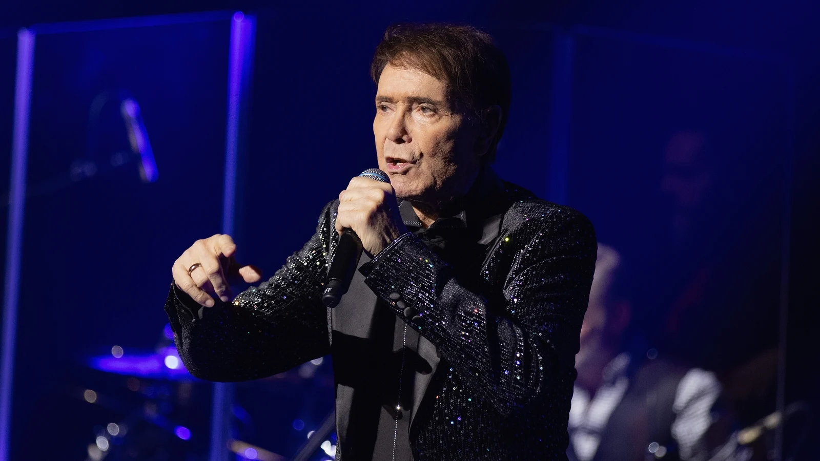Singer Cliff Richard discloses he received treatment for prostate cancer